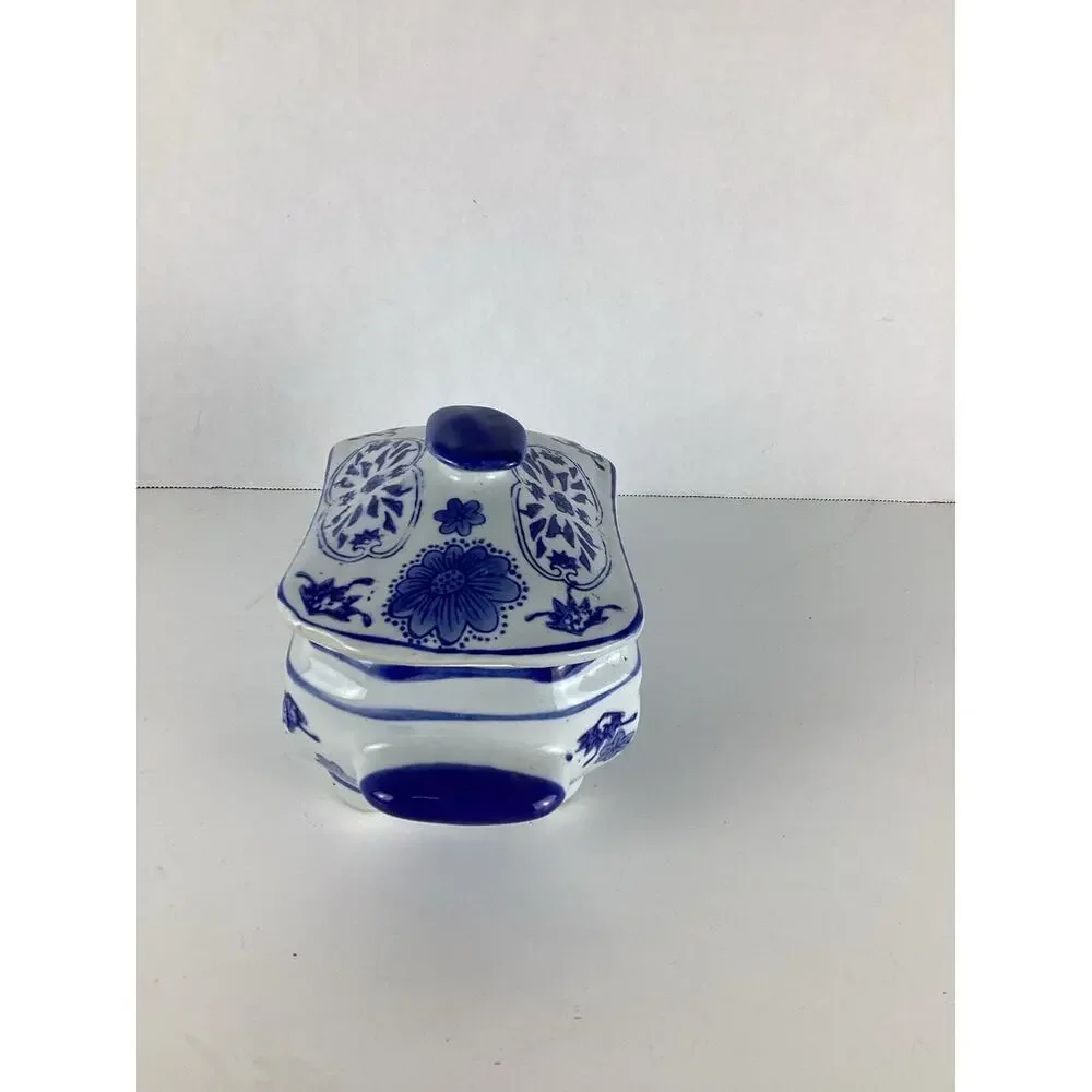 Chinese Chinoiserie Asian antique Porcelain Blue and White Dish With Lid